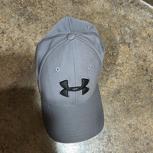 Boys Under Armour hat size sm/med. In good condition and smoke-free home. - Picture 3 of 3